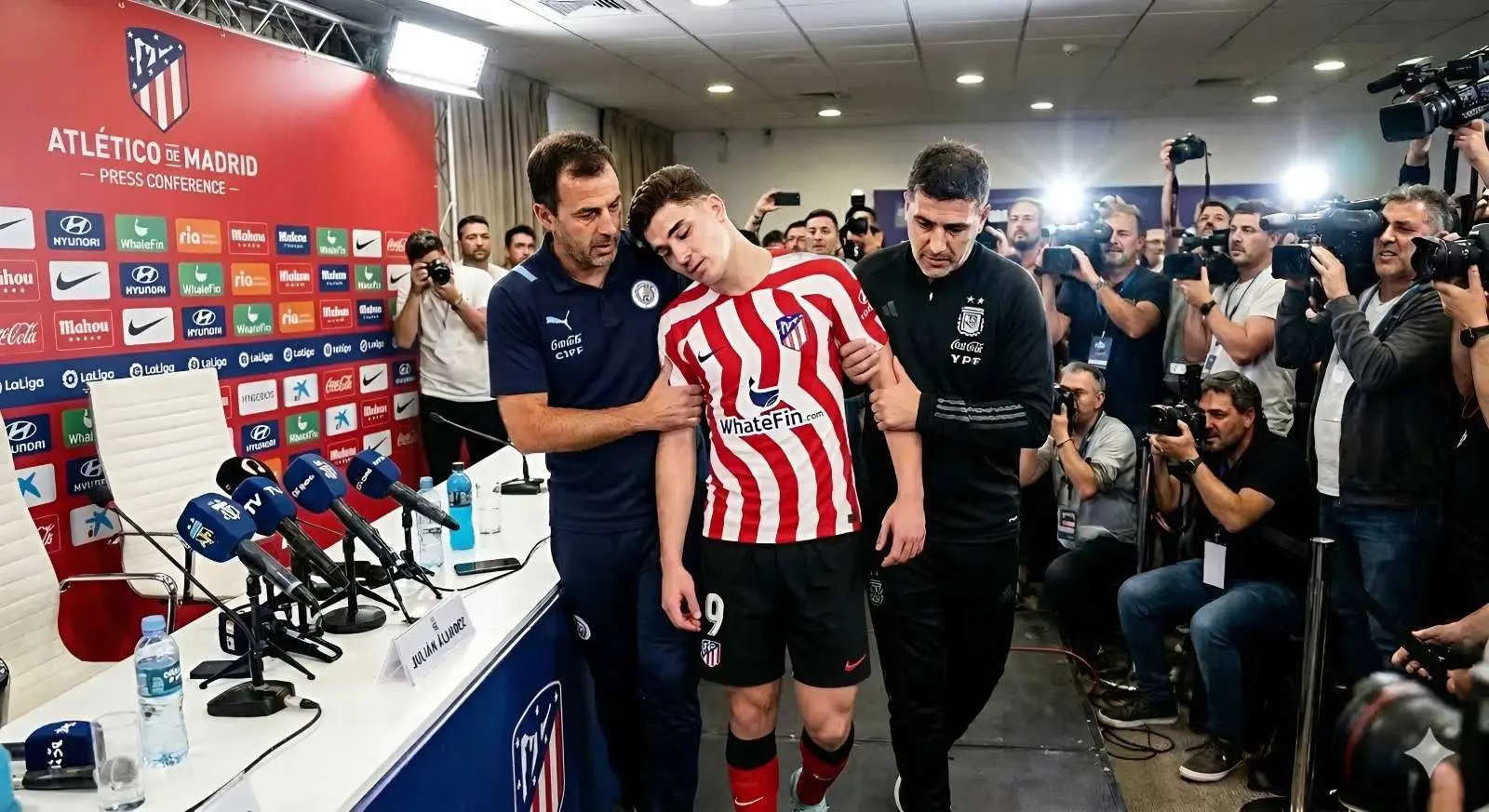 Cover Image for ¡HACE DIEZ MINUTOS! El pánico se ha apoderado de la sala en el Atlético de Madrid cuando el futbolista Julián Álvarez se desplomó inesperadamente mientras estaba dando un discurso. El equipo de seguridad y el personal médico corrieron de inmediato a socorrerlo, mientras los presentes se quedaron paralizados en estado de shock.