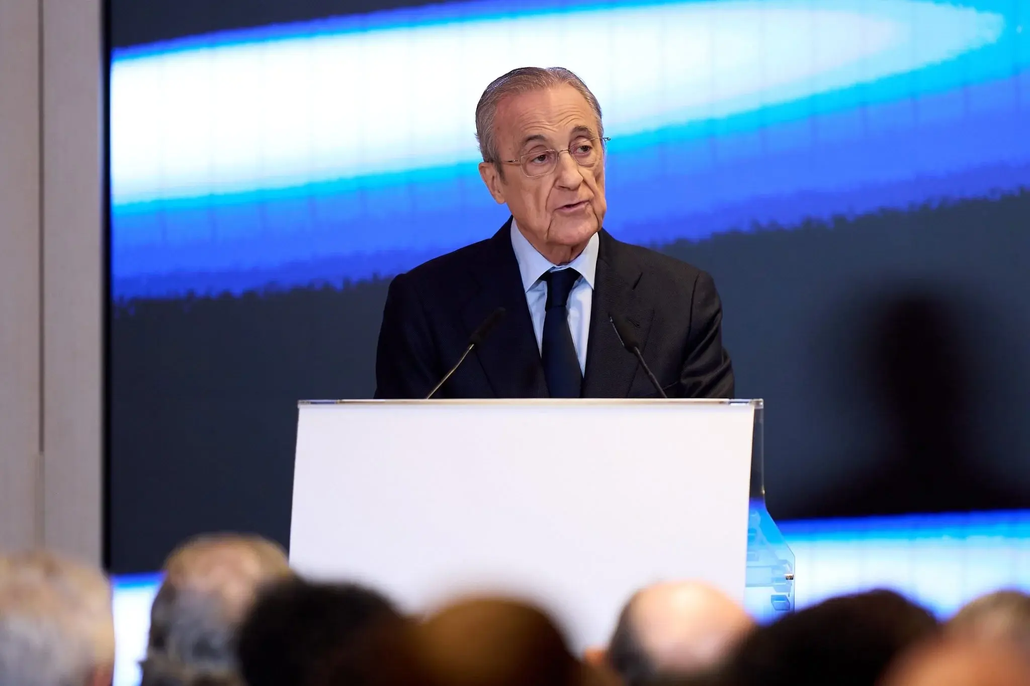 Cover Image for “AQUÍ, NADIE SE RINDE” 👑🔥 El presidente Florentino Pérez se dirigió con un emotivo discurso a los miembros del club, destacando el espíritu de lucha y la mentalidad de nunca rendirse que caracteriza al Real Madrid.