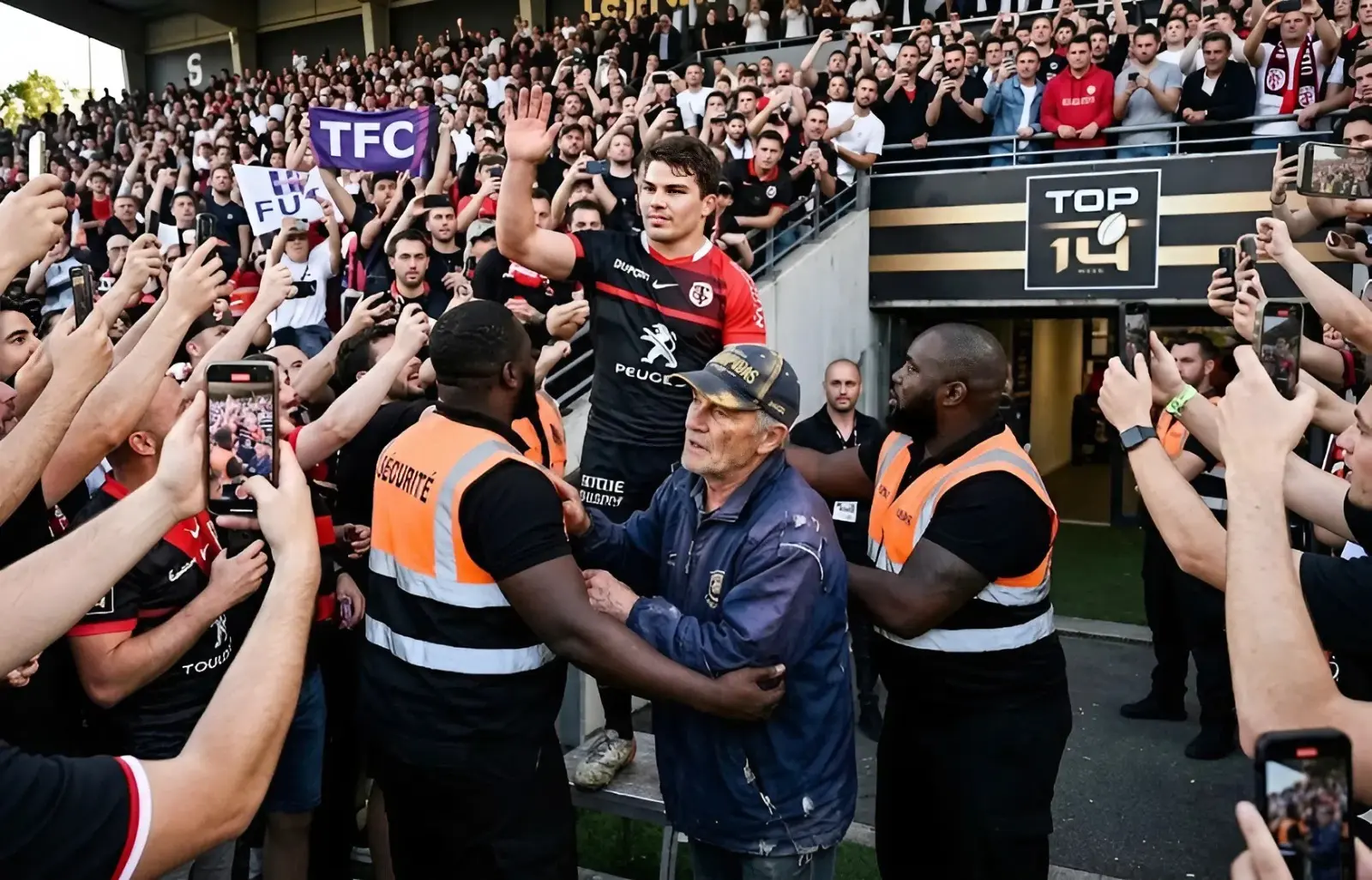 Cover Image for Los guardias de seguridad se preparaban para detenerlo, pero Antoine Dupont levantó la mano con calma y dijo: “Déjenlo acercarse”. Un hombre de unos sesenta años, que llevaba una chaqueta vieja con los hombros gastados y una gorra de béisbol desteñida con el logo de la FFR (Federación Francesa de Rugby)