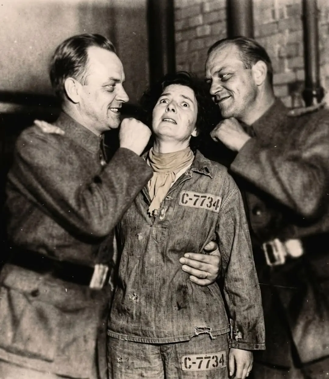 Cover Image for 🚨Le Rituel Terrifiant De La Première Nuit D’un Prisonnier Français Dans Le Camp