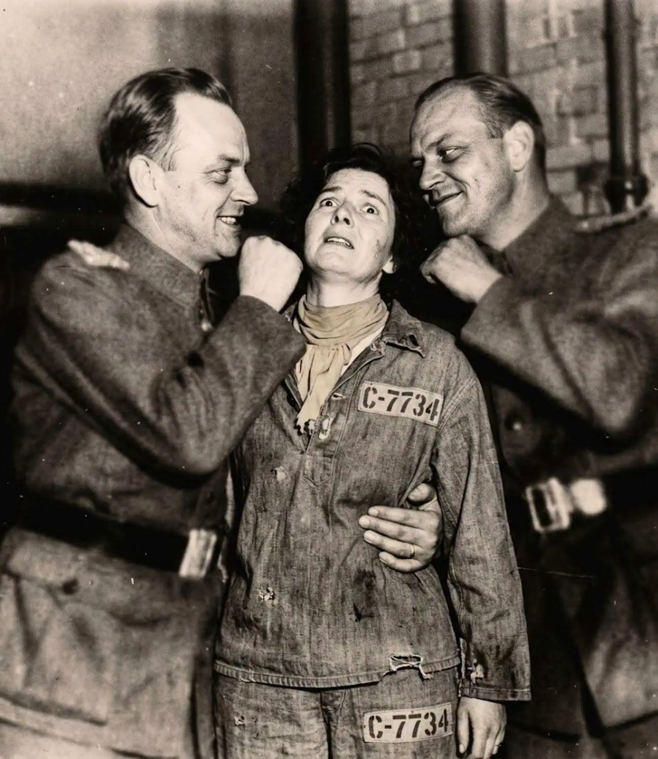 Cover Image for 🚨 «أرجوكم! لا تضعوا المزيد!» — الطقس المرعب في الليلة الأولى لأسيرة فرنسية في المعسكر…