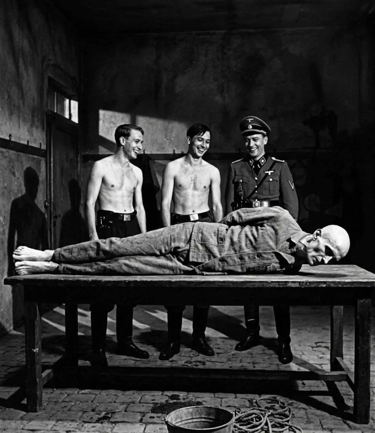 Cover Image for « J’ai mal quand je m’accroupis » : La violence brutale des soldats allemands contre les prisonniers homosexuels