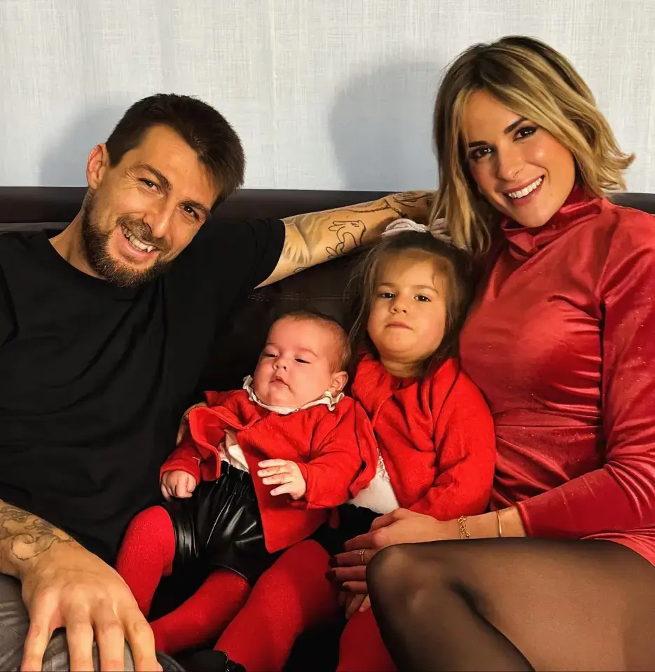 Cover Image for NOTIZIA CHE FA PIANGERE ❤️ Subito dopo la cerimonia di premiazione dello Scudetto al San Siro, Claudia Scarpari, la moglie di Francesco Acerbi, insieme alle loro due figlie è scesa in campo per festeggiare con lui il trionfo storico.
