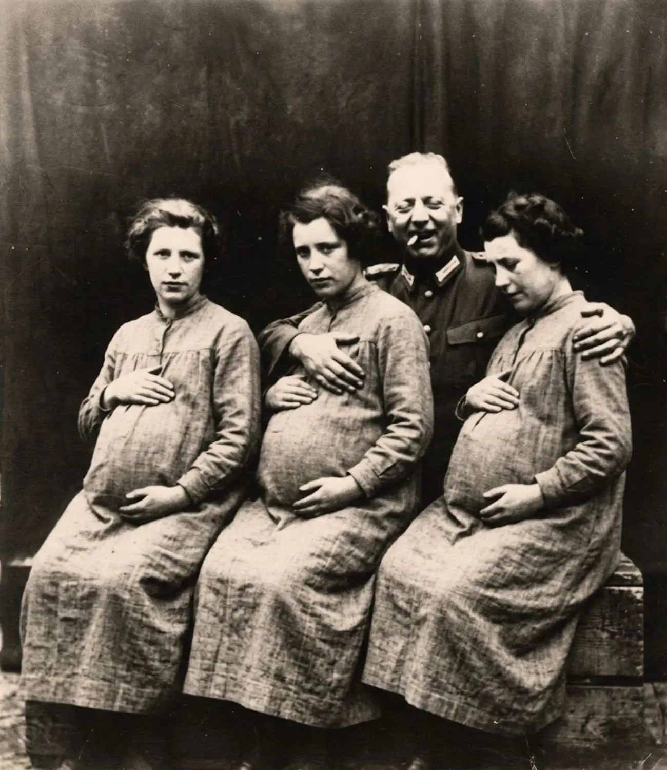Cover Image for Le gĂ©nĂ©ral allemand qui a mis enceintes deux sĆurs prisonniĂšres⊠et ce quâil leur a fait ensuite