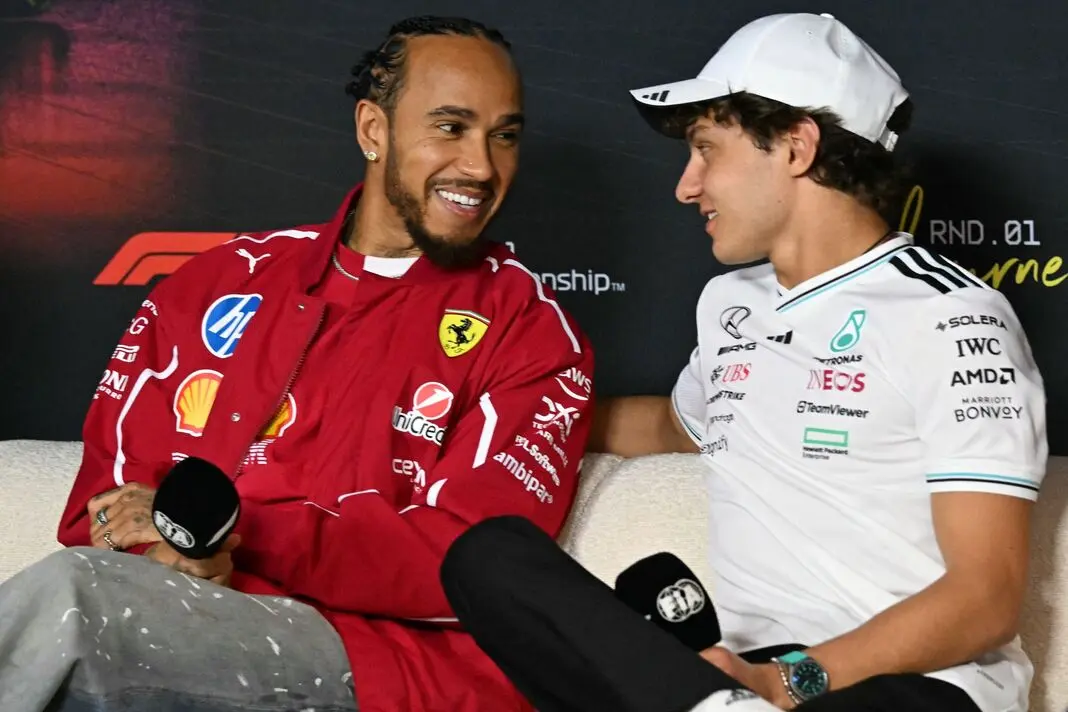 Cover Image for 👑 L’ABBRACCIO DEI CAMPIONI: LEWIS HAMILTON ELOGIA KIMI ANTONELLI DOPO UNA PRESTAZIONE DA URLO! 🌟🏎️