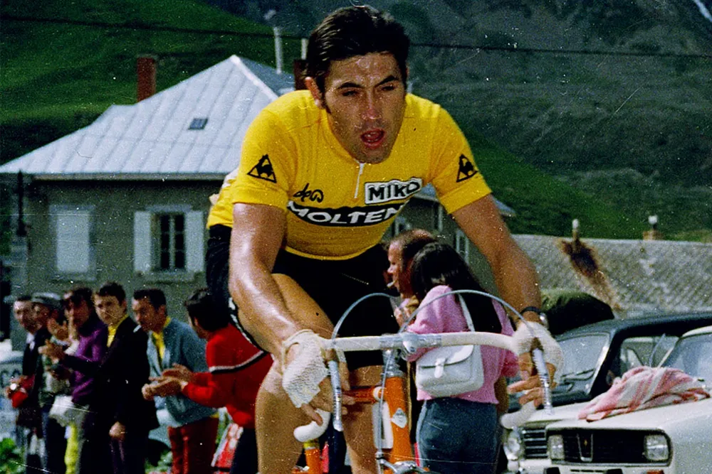 Cover Image for 💔😢 Op 80-jarige leeftijd is het tragische overlijden van de legendarische autocoureur Eddy Merckx werkelijk hartverscheurend…👇👇