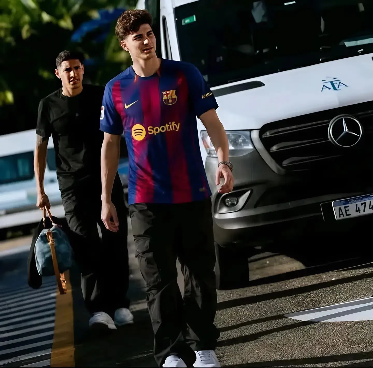 Cover Image for 😱Julián Álvarez fue visto con la camiseta del Barça de camino al entrenamiento de la selección de Argentina para el Mundial 🇦🇷 ¡JULIÁN QUIERE JUGAR EN EL BARÇA!…