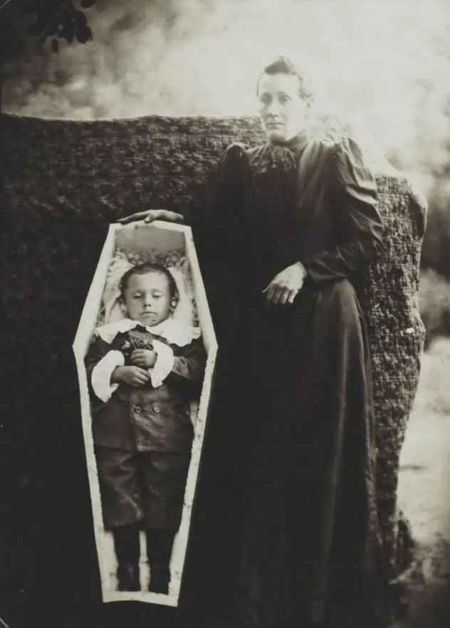 Cover Image for « Non era pazza. Era una madre a cui avevano tolto troppi morti dal cuore, e un tribunale decise di chiamare dolore ciò che non sapeva capire. »