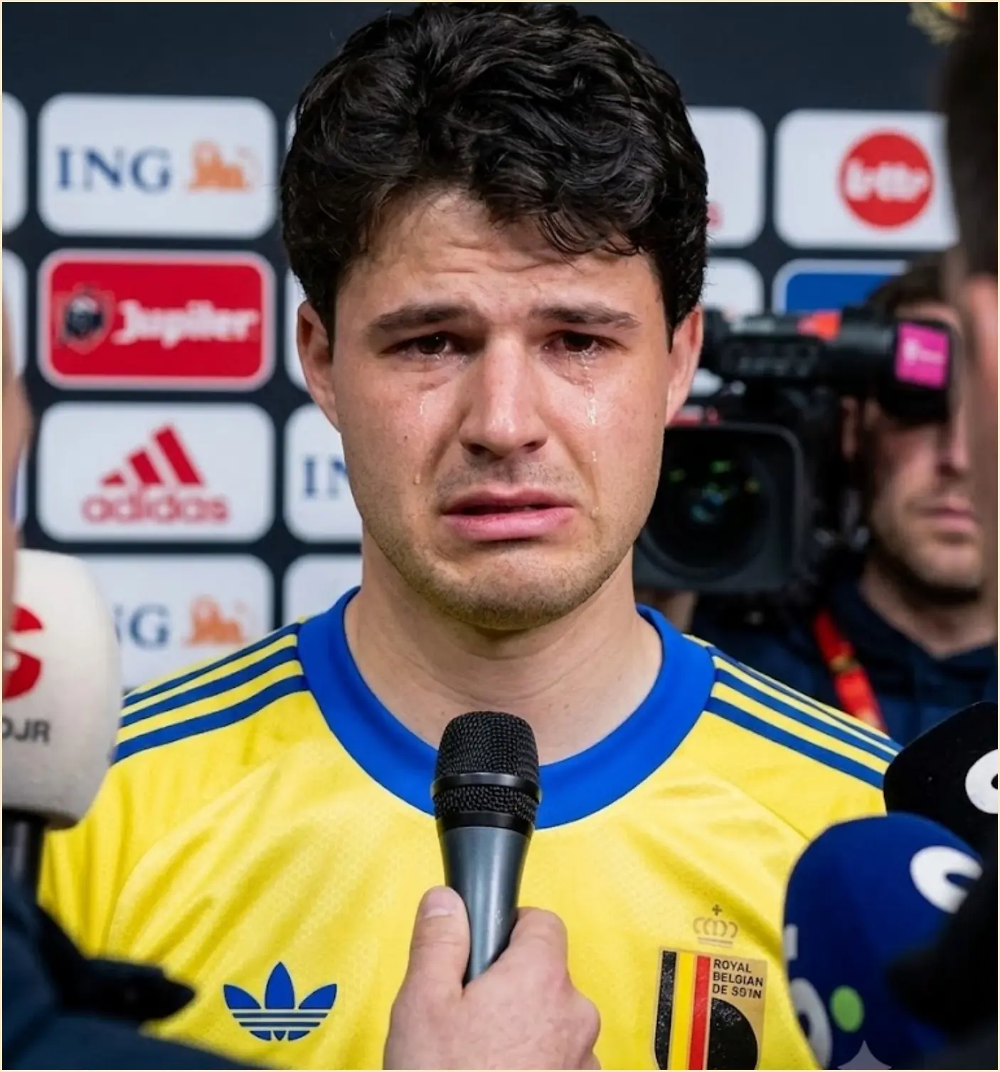 Cover Image for 5 MINUTEN GELEDEN: Op 24-jarige leeftijd heeft Senne Lammens officieel afscheid genomen van de nationale ploeg. Hij liet weten dat hij zijn grens had bereikt door de aanhoudende aanvallen van de supporters en zelfs van zijn eigen ploeggenoten.